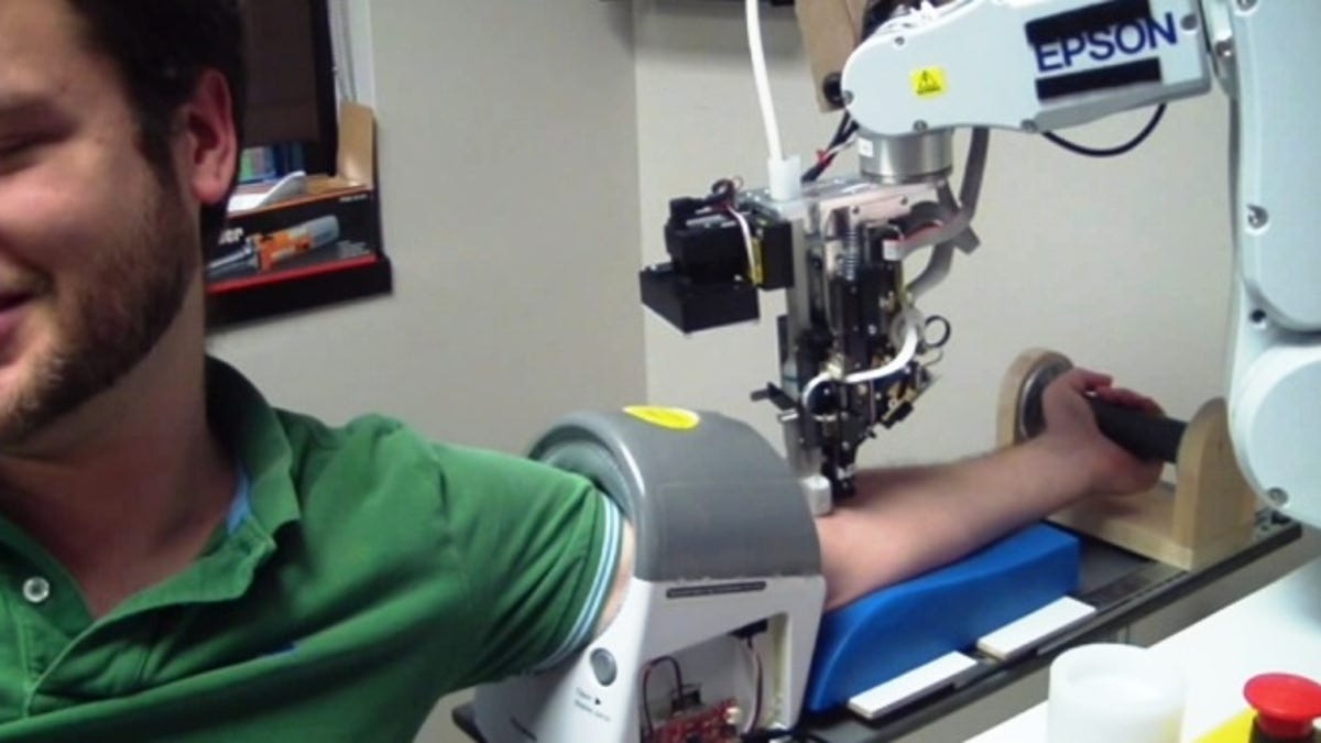Робот Veebot использует инфракрасное, ультразвуковое и компьютерное зрение