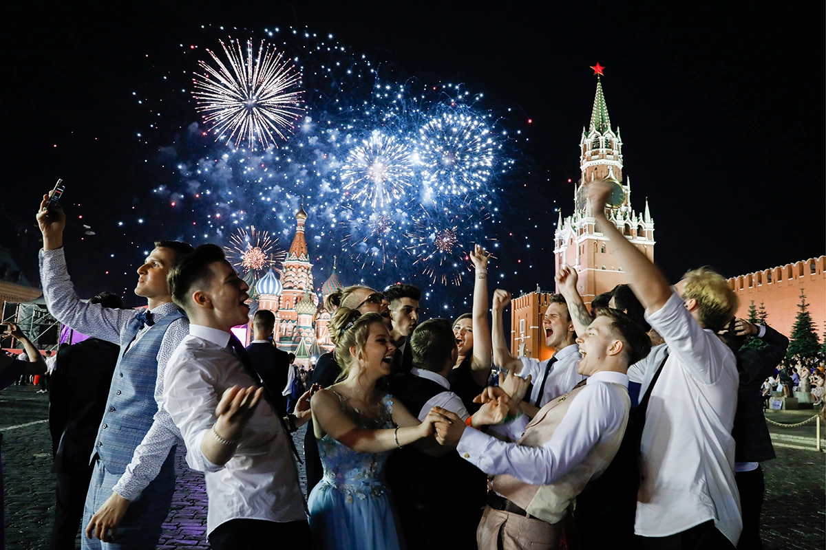 <p>Выпускники во время салюта на Красной площади. Москва. 25 мая 2019 года</p>