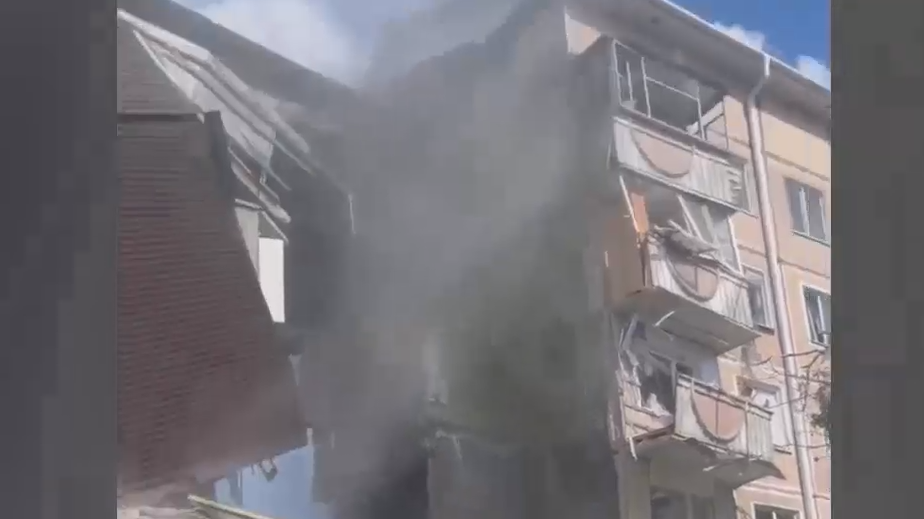Спасатели спустили 6 человек с пятого этажа обрушившегося дома в Шебекино