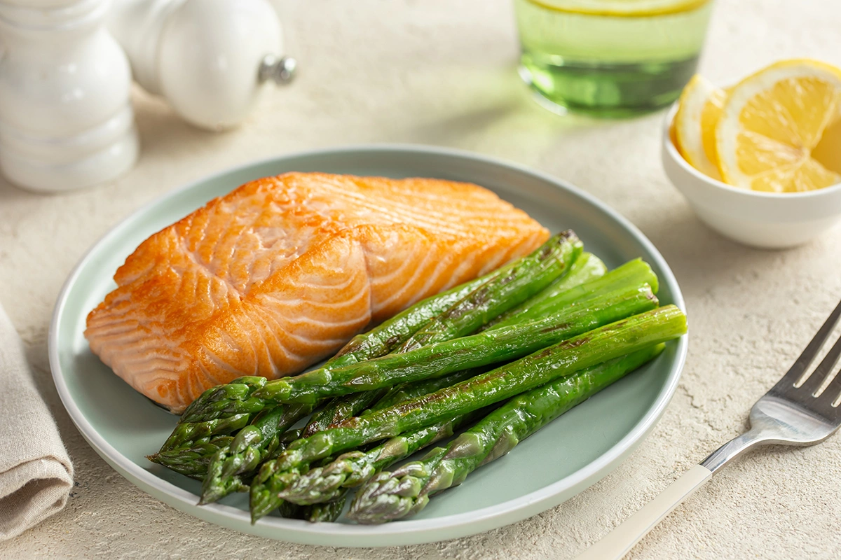 Лосось со спаржей