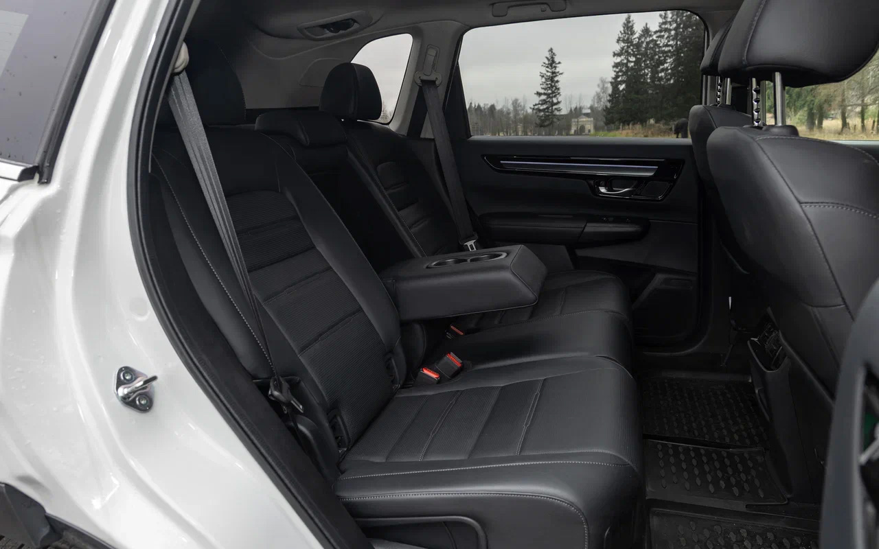 Задние сиденья в Honda CR-V могут регулироваться по горизонтали и по наклону спинки, причем раздельно. Подлокотник простой, но удобный