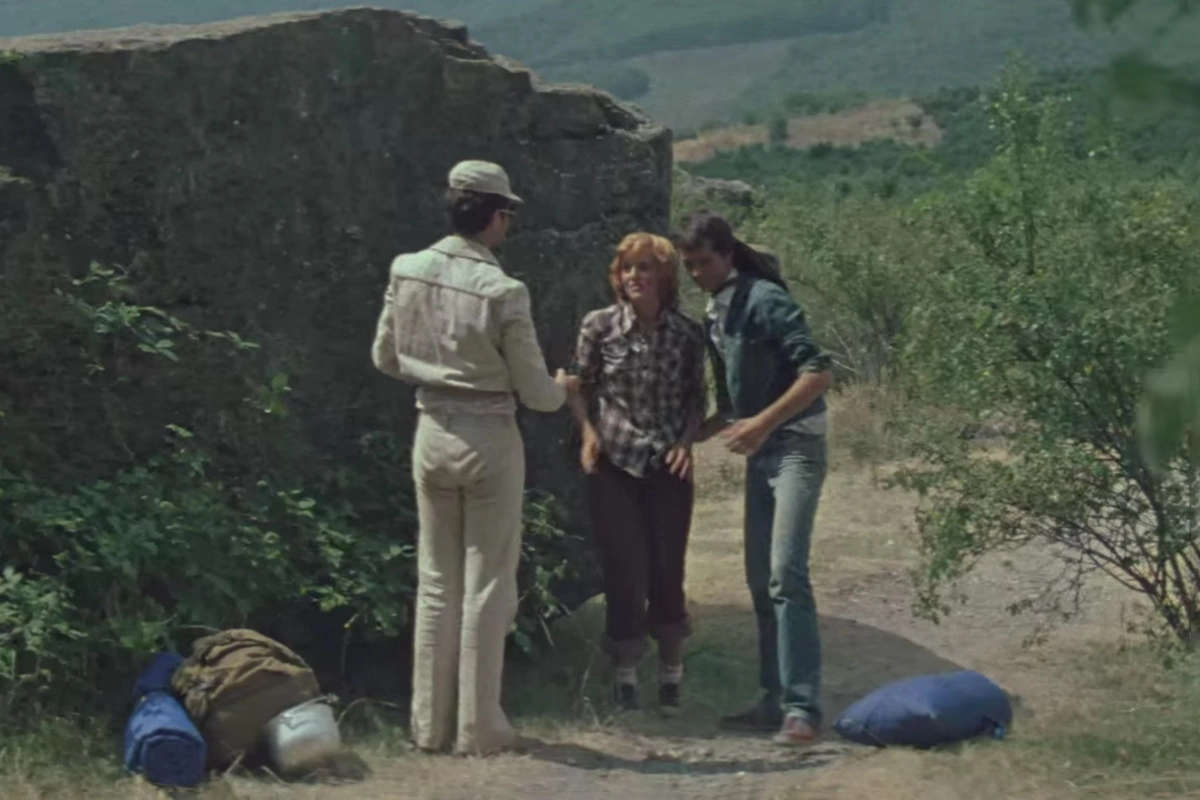 Этот камень уже мелькал в другой комедии Леонида Гайдая — «Кавказская пленница, или Новые приключения Шурика»