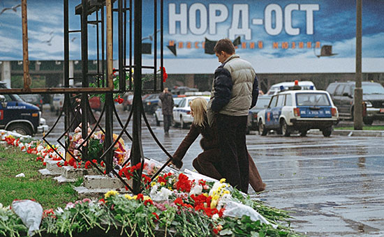 Возложение цветов возле здания Театрального центра на Дубровке, 28 октября 2002 года