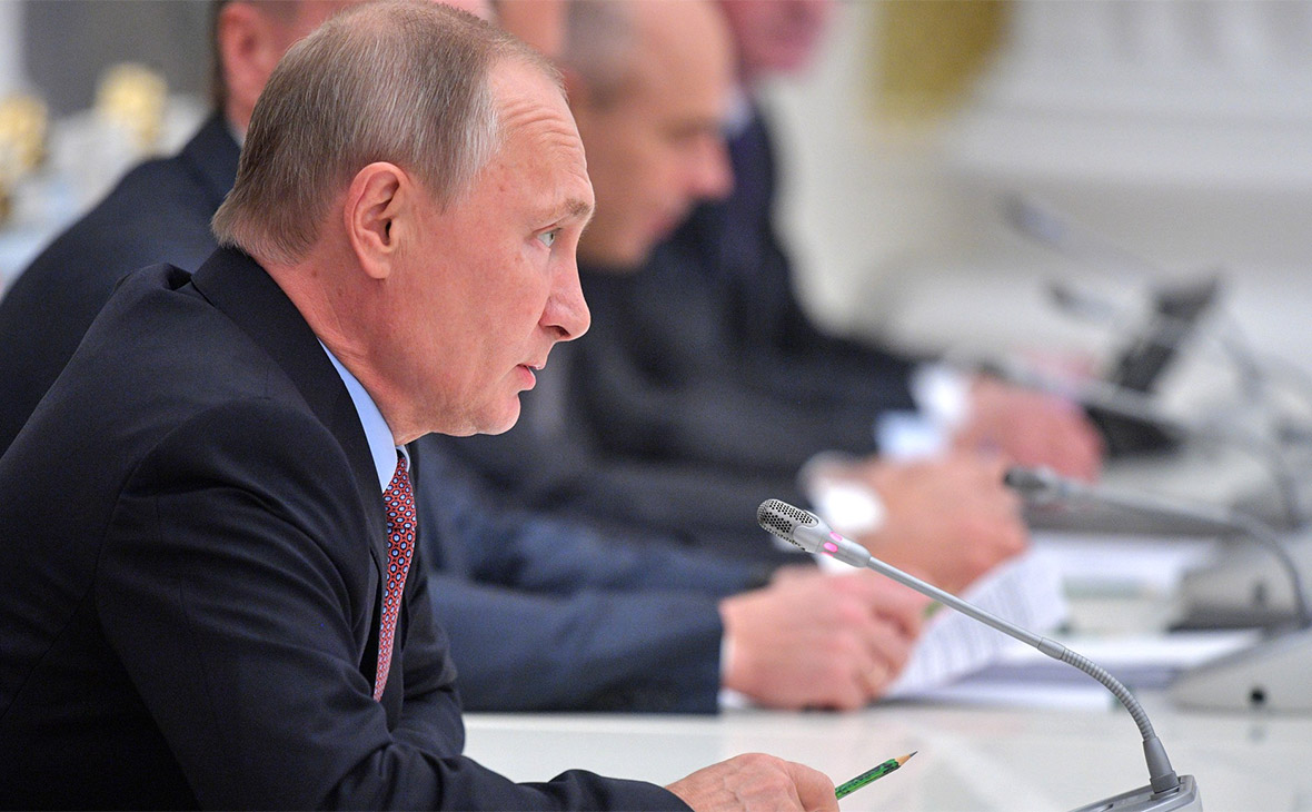 Владимир Путин во время встречи с представителями российских деловых кругов и объединений
