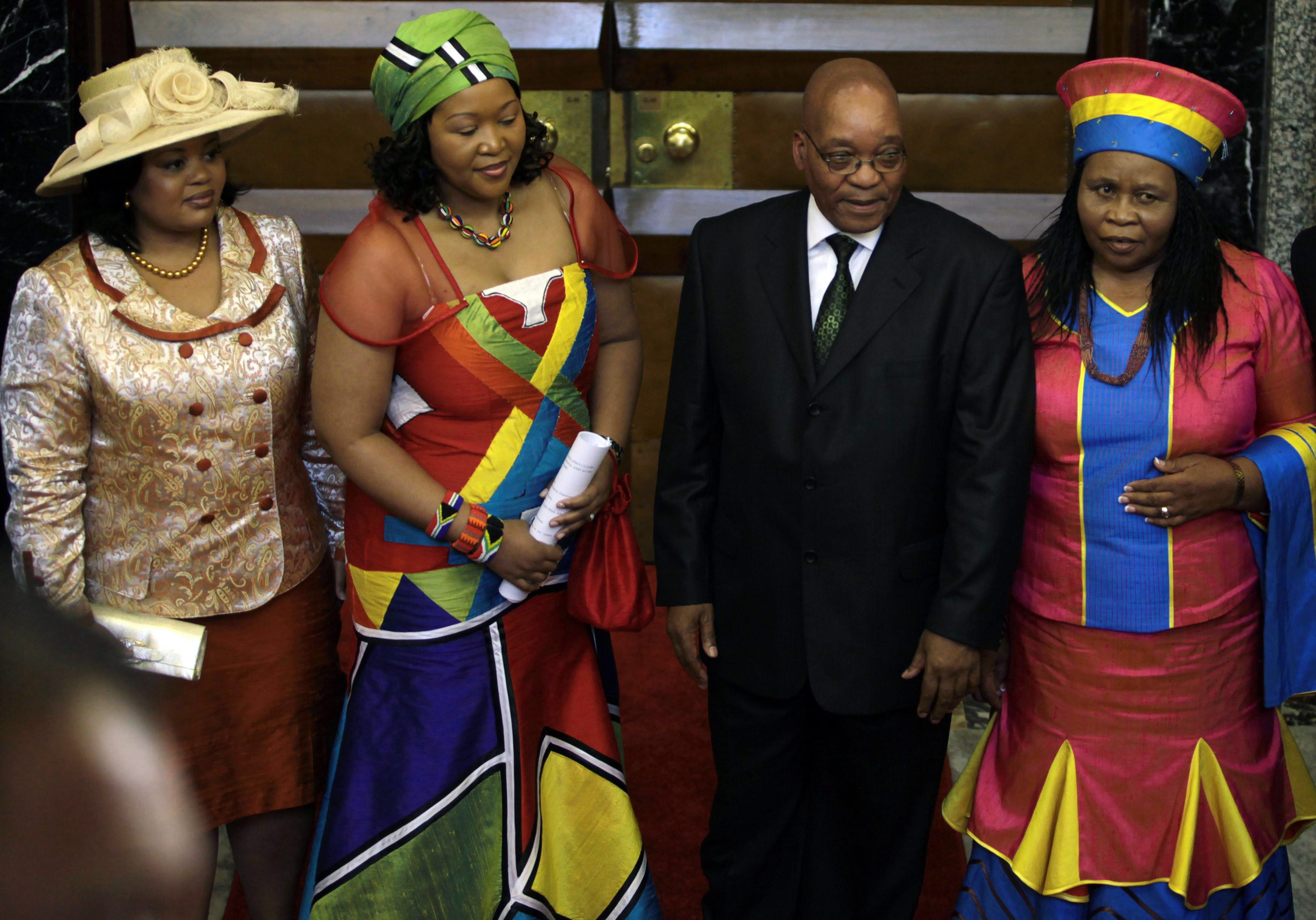 Президент Джейкоб Зума и его жены Номпумелело Нтули, Тобека Мадиба и Гертруда Сизакеле Хуало.