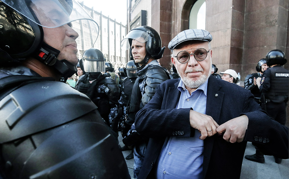 Михаил Федотов во время акции оппозиции