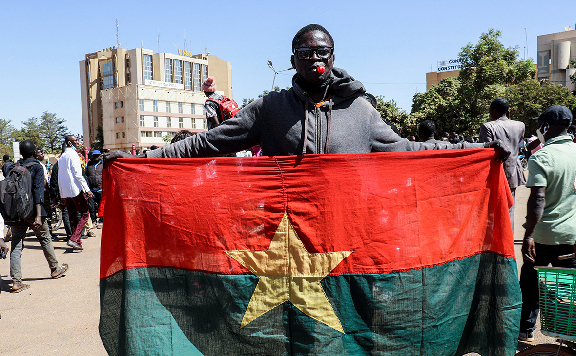 Мужчина держит&nbsp;национальный флаг в знак поддержки военных