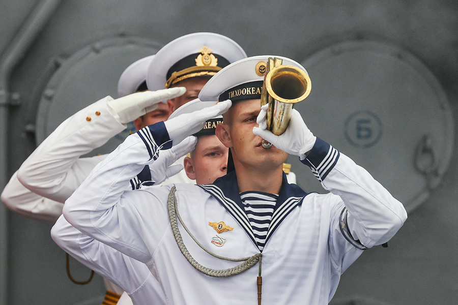 Военнослужащие Тихоокеанского флота РФ в акватории бухты Золотой Рог во Владивостоке