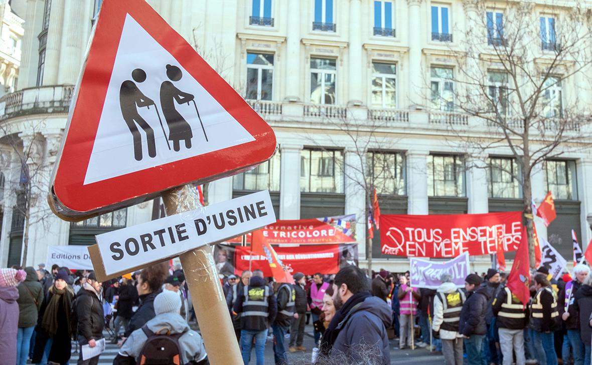 Сенат Франции одобрил ключевую статью пенсионной реформы"/>














