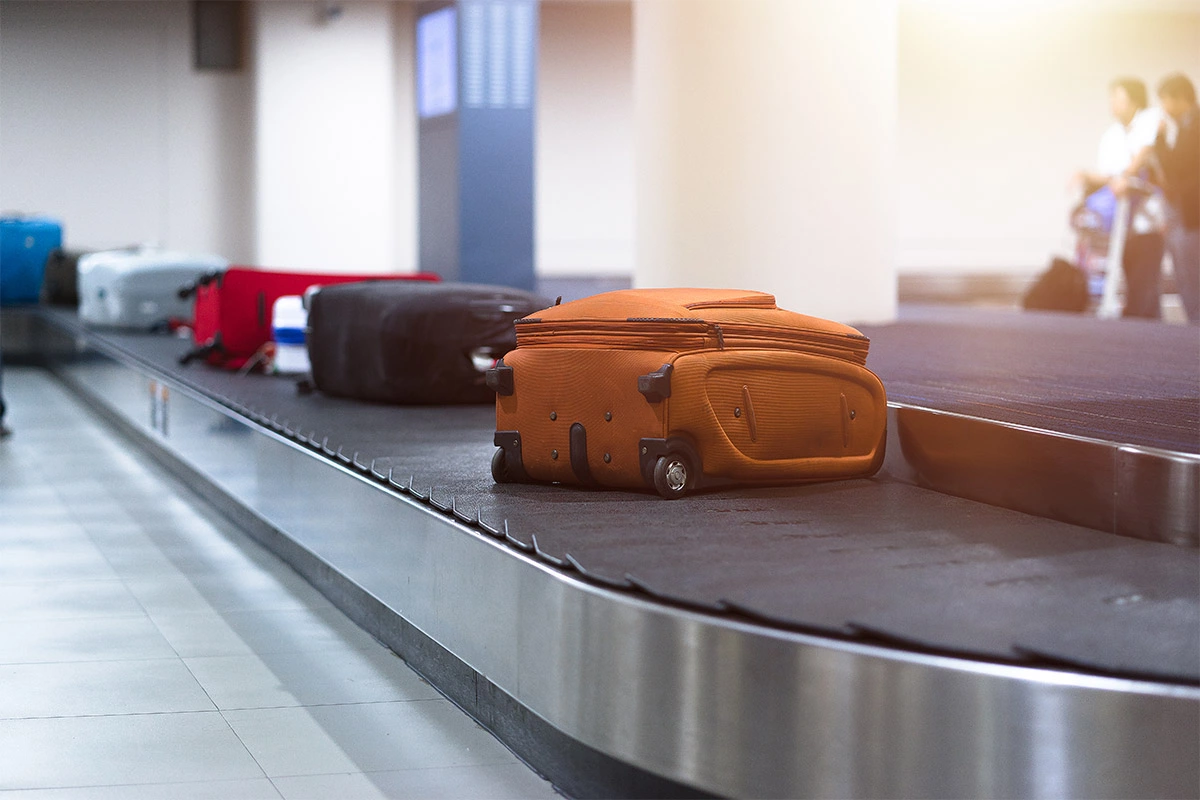 Воровство в аэропорту: что делать и как избежать кражи техники из багажа