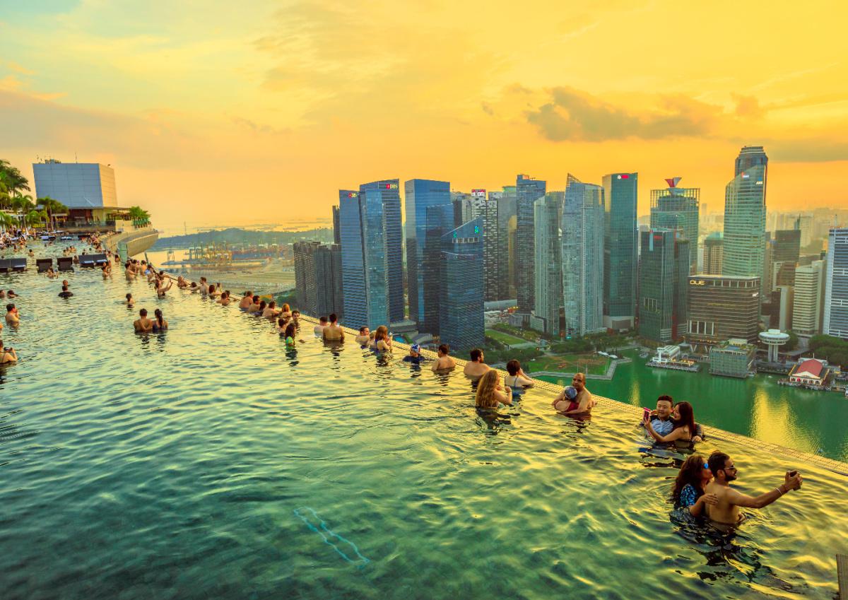 В проекте Marina Bay Sands Skypark в Сингапуре самый длинный переливной бассейн