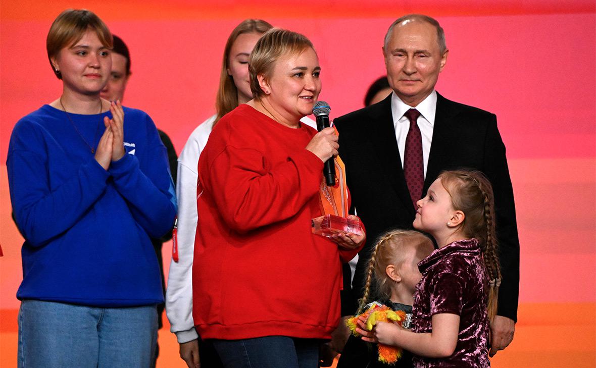 Наталья Аминева (в центре) и Владимир Путин