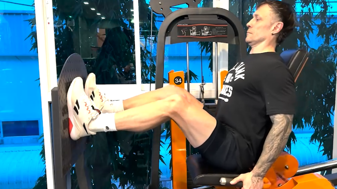 Спина плотно прижата к сидению, стопы полностью на платформе, колени не выходят за линию носков