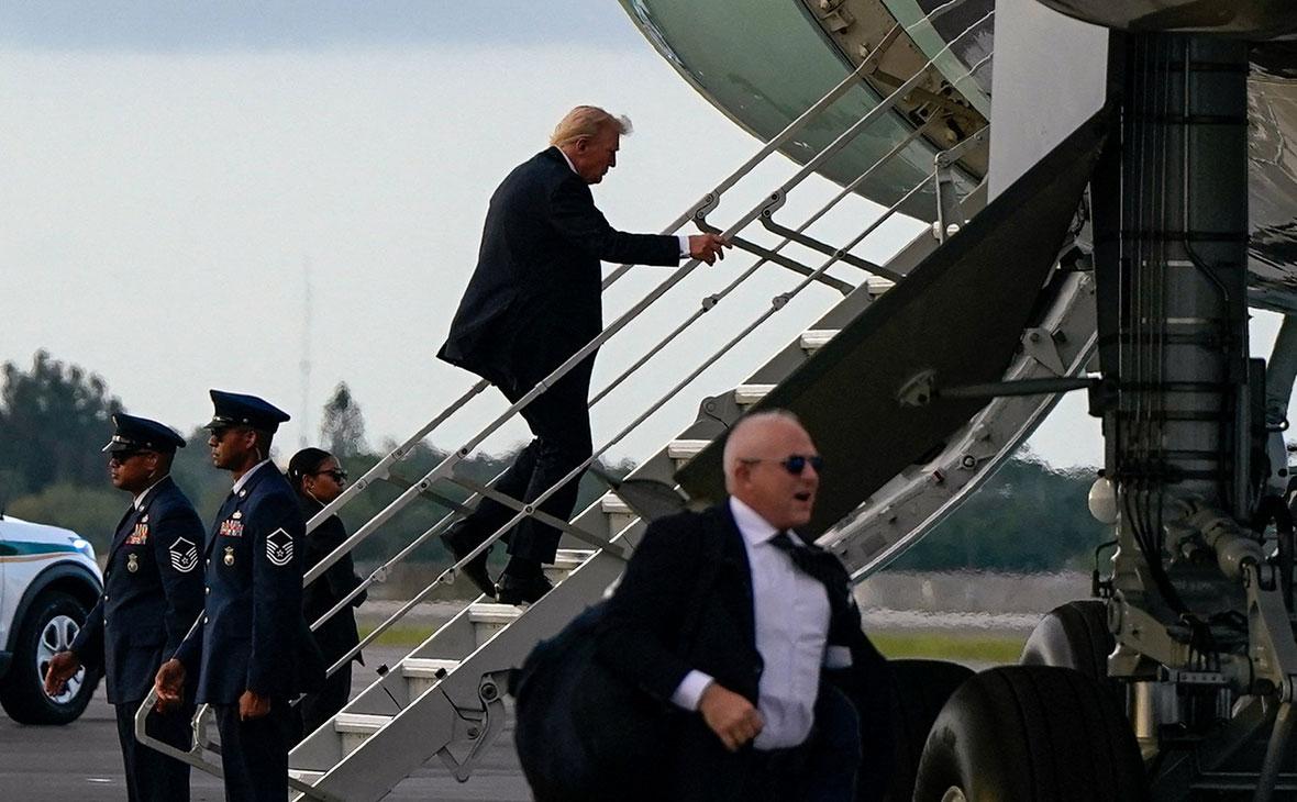 Дональд Трамп садится на борт самолета Air Force One, вылетающего обратно в Вашингтон, в международном аэропорту Палм-Бич в Уэст-Палм-Бич, США, 19 октября 2025 года