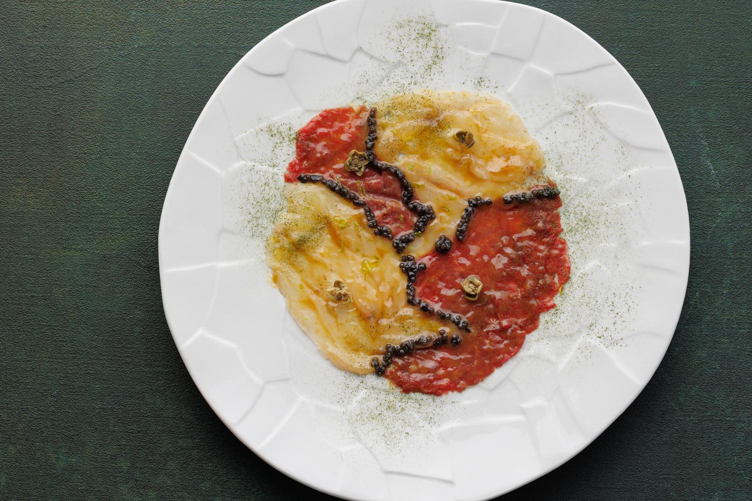 Карпаччо из говядины и дикого сибаса с ферментированным рыбным соусом, осетровой икрой, лаймом и каперсами