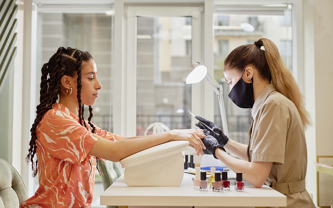 Среди требований к салонам может быть и договор на вывоз и утилизацию бытовых отходов и люминесцентных ламп (если есть)