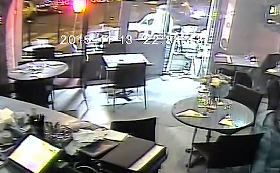 Кадр видеозаписи камер наблюдения&nbsp;во время нападения террористов на ресторан в Париже 13 ноября