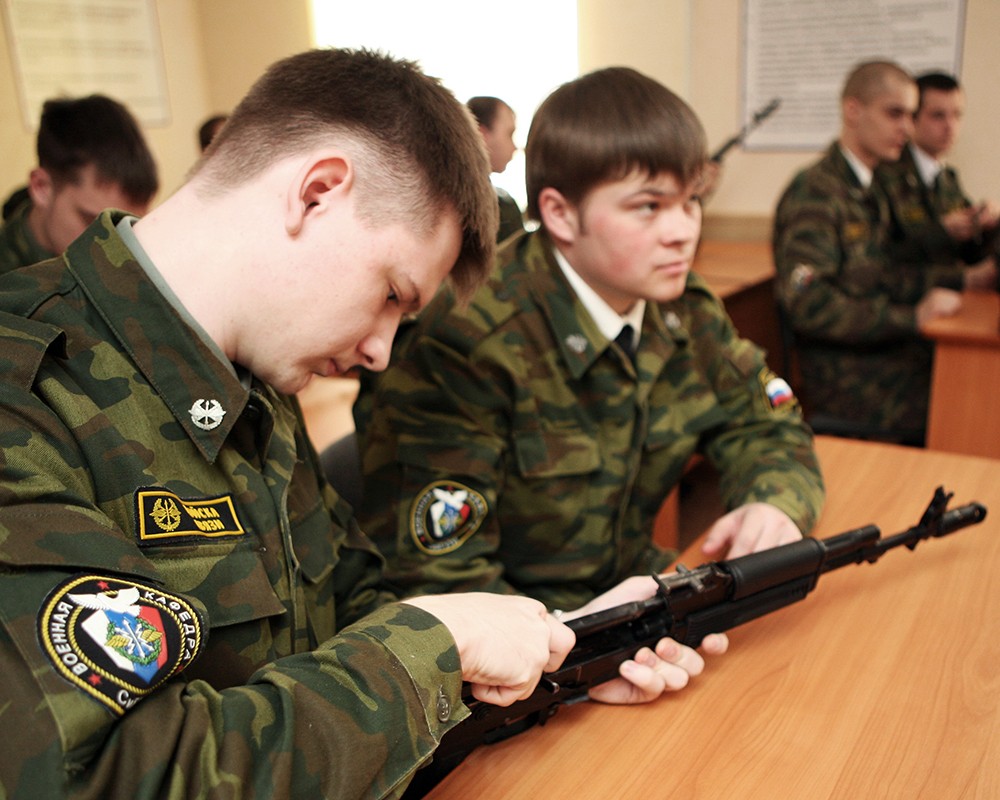 Студенты во время занятий на военной кафедре