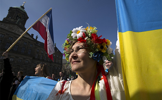 Демостранты&nbsp;у Королевского дворца в Амстердаме перед реферндумом о присоединении Украины к ЕС


