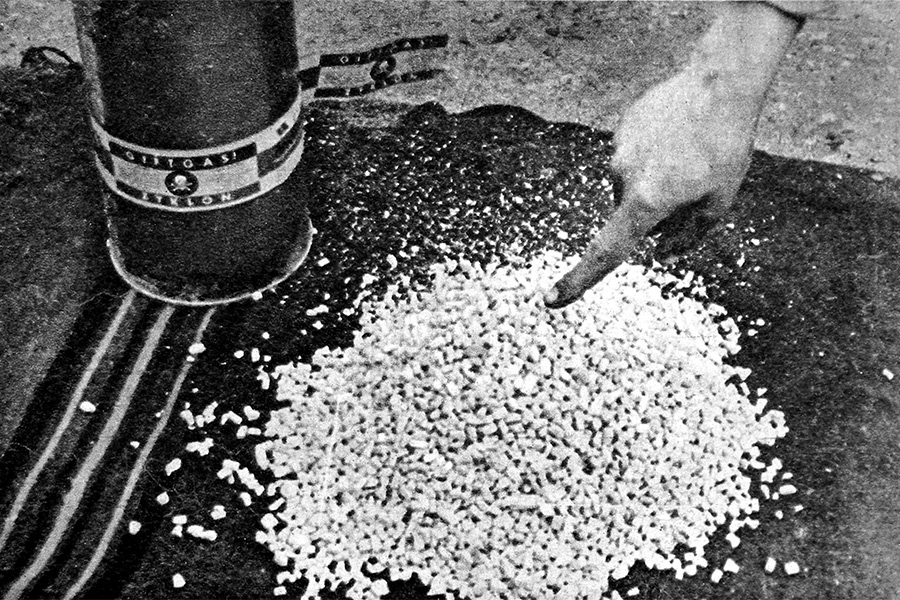 Во время Второй мировой войны химическое оружие практически не применялось на фронтах, но широко использовалось нацистами для уничтожения людей в концентрационных лагерях. Пестицид на основе синильной кислоты под названием &laquo;циклон-Б&raquo; впервые был применен против людей&nbsp;в сентябре 1941 года в Освенциме. Впервые эти гранулы, выделяющие смертельный газ, использовали&nbsp;3 сентября 1941 года, жертвами стали&nbsp;600 советских военнопленных и 250 поляков, второй раз &mdash; жертвами стали 900 советских военнопленных. От использования &laquo;циклона-Б&raquo; в нацистских концлагерях погибли сотни тысяч человек.

На фото: гранулы &laquo;циклона-Б&raquo;
