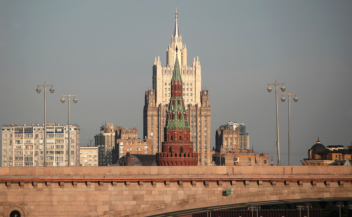 Вид на Кремль и здание МИД РФ
