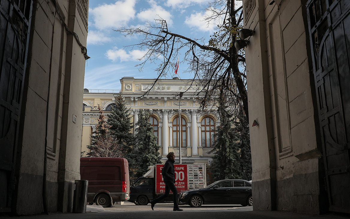 ЦБ начал интервенции на валютном рынке на фоне операции на Украине