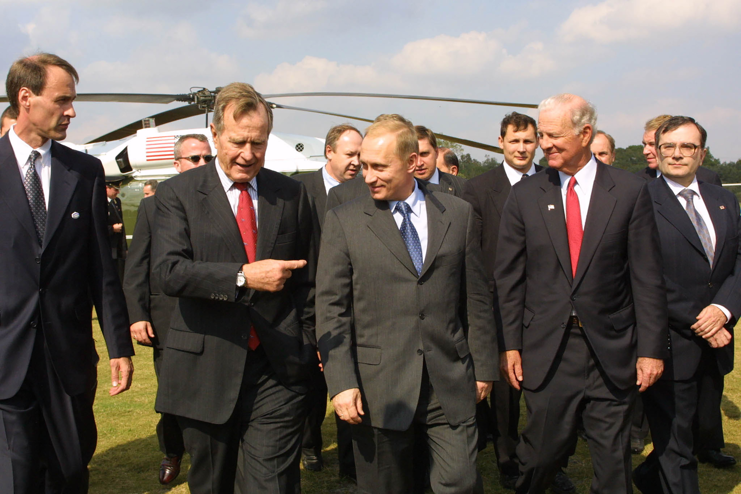 В&nbsp;ноябре 2001 года (на фото с экс-президентом США Джорджем Бушем-старшим&nbsp;в Университете&nbsp;Райса) Путин побывал на ранчо американского президента в Техасе. По итогам стороны&nbsp;подписали заявления о сотрудничестве в борьбе против биотерроризма и незаконного оборота наркотиков, и на&nbsp;Ближнем&nbsp;Востоке&nbsp;и в Афганистане, а также приняли&nbsp;&laquo;План совместных действий&raquo;, затрагивающий вопросы политического, военно-политического и экономического взаимодействия.