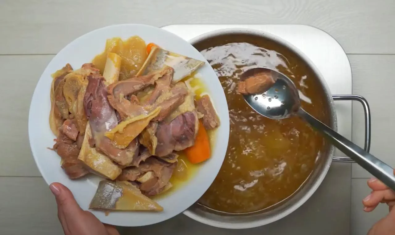 Достаньте овощи и мясо из бульона