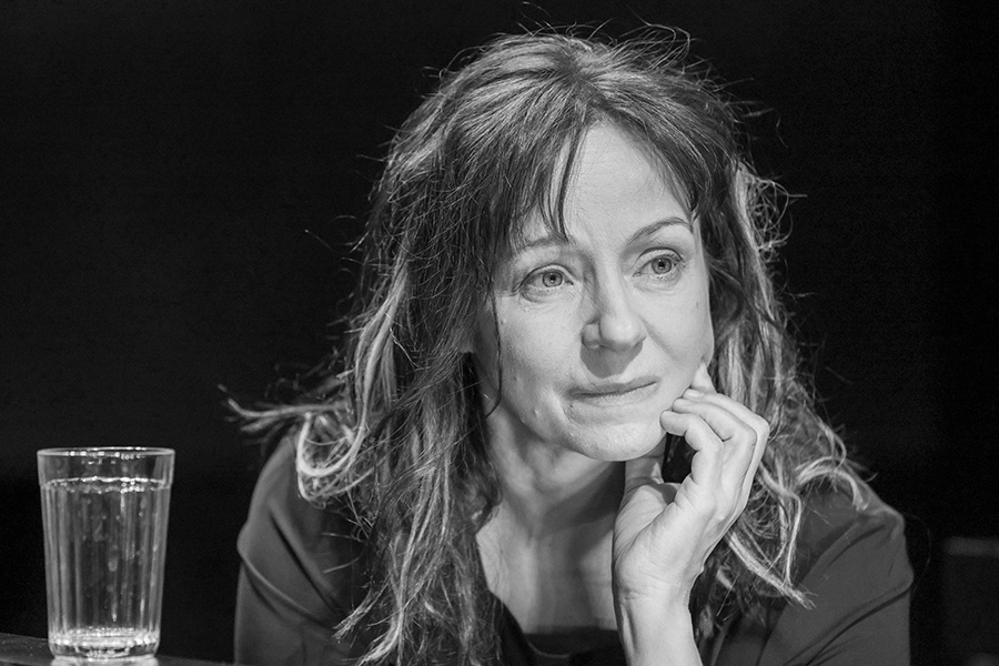 10 января в возрасте 60 лет умерла народная артистка России актриса Евгения Добровольская. Последний год она боролась с тяжелой болезнью, сообщили в МХТ им. А.П. Чехова.

По информации ТАСС, у Добровольской был рак. 60-летний юбилей она отметила в больнице, не захотев ложиться в хоспис, сообщил ректор Школы-студии МХАТ Игорь Золотовицкий.

Добровольская участвовала почти в 30 постановках МХТ, одной из последних была роль Полины Андреевны в &laquo;Чайке&raquo;. Также она появилась в спектакле Кирилла Серебренникова &laquo;Кому на Руси жить хорошо&raquo; на сцене &laquo;Гоголь-центра&raquo;. Кроме того, актриса снялась более чем в 100 фильмах и сериалах. Среди них&nbsp;&mdash; &laquo;Королева Марго&raquo;, &laquo;Время года зима&raquo;, &laquo;Артистка&raquo;, &laquo;Небесный суд&raquo;, &laquo;Монастырь&raquo;, &laquo;Полет&raquo; и др.