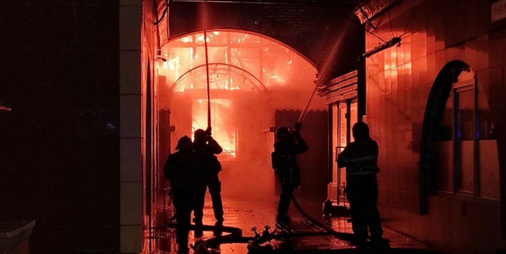 Тушение пожара на Правобережном рынке