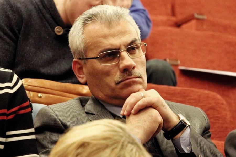 На фото: Эльшан Ибрагимов

В июне в Екатеринбурге задержали представителей азербайджанской диаспоры в рамках расследования дел об убийствах 2001, 2010 и 2011 годов. Двое из них умерли во время задержания, а власти Азербайджана сообщили, что их пытали, а позже убили. СК, в свою очередь, утверждал, что причиной смерти одного из задержанных был сердечный приступ.

В ответ в Баку задержали сотрудников &laquo;Sputnik Азербайджан&raquo;, а также&nbsp;группу&nbsp;российских айтишников, которых местные правоохранительные органы обвинили в контрабанде наркотиков и киберпреступлениях.

Ближе к осени задержания представителей диаспоры на Урале продолжились. В августе был арестован (по обвинению в покушении на убийство) глава азербайджанской общины на Урале Шахин&nbsp;Шыхлински, а в начале декабря&nbsp;&mdash; его преемник&nbsp;Видади Мустафаев. Также задержания проходили в Воронеже и на Кубани. Был лишен гражданства и депортирован из России глава азербайджанской диаспоры Подмосковья Эльшан Ибрагимов.