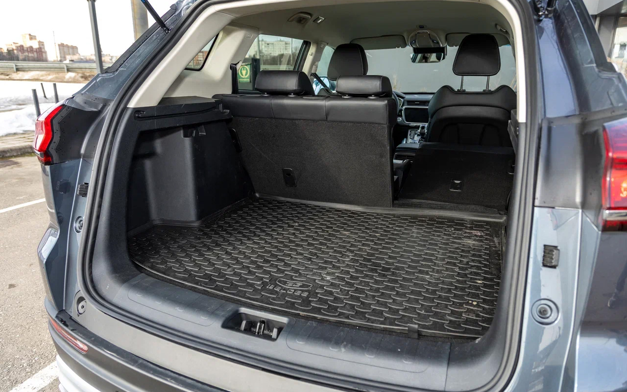 Можно увеличить объем багажника Belgee X70, сложив сиденья заднего ряда. Стандартный объем — 378 л 