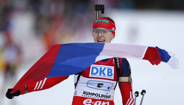  Ольгя Вилухина финиширует с российским флагом