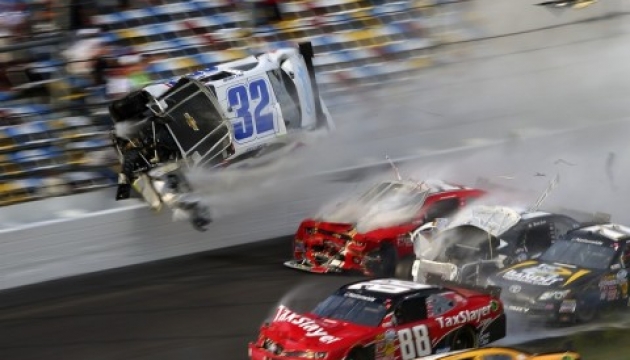 Во время гонки NASCAR произошла крупная авария