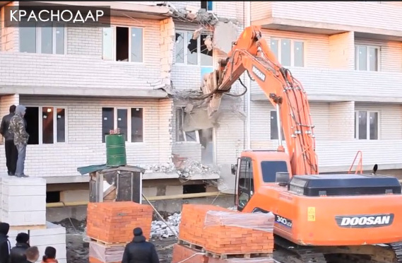 Многоэтажный дом снесли на глазах 137 жильцов. Видео