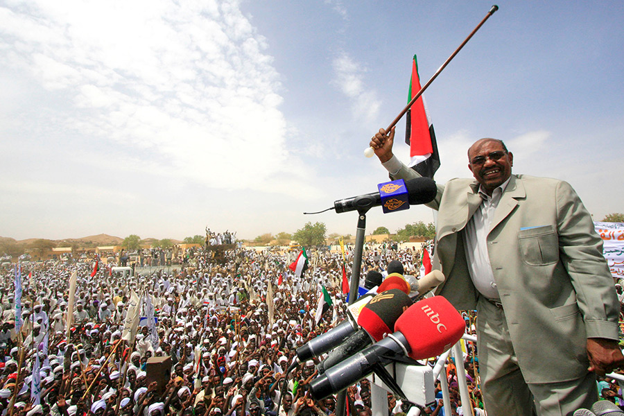 Политик: Омар аль-Башир, Судан

Возраст:  73 года. Руководит страной с&nbsp;июня 1989 года

Аль-Башир единолично руководит Суданом уже почти 28&nbsp;лет. В 2008 году он стал первым действующим главой государства, против&nbsp;которого было выдвинуто обвинение органом международной юстиции:&nbsp;Международный уголовный суд выдал ордер на&nbsp;его арест по&nbsp;обвинению в&nbsp;геноциде в&nbsp;связи&nbsp;с&nbsp;конфликтом в&nbsp;Дарфуре. В апреле 2015 года аль-Башир в&nbsp;очередной раз&nbsp;выиграл выборы с&nbsp;результатом&nbsp;94,05%, его ближайший конкурент набрал&nbsp;1,43%.
