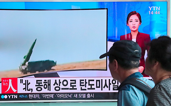 Посетители железнодорожного вокзала в&nbsp;Сеуле смотрят новостной сюжет о&nbsp;запуске ракеты в&nbsp;Северной Корее. 5 сентября 2016 года
