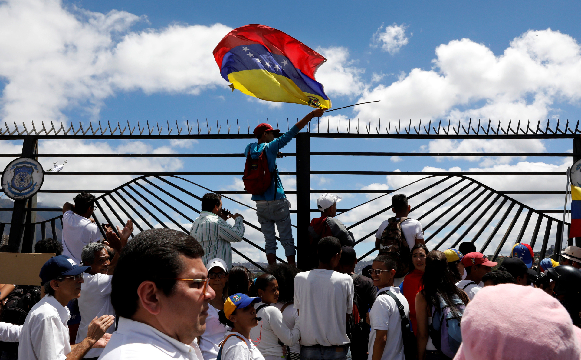 Акция оппозиции, требующей доставки гуманитарной помощи в Венесуэлу