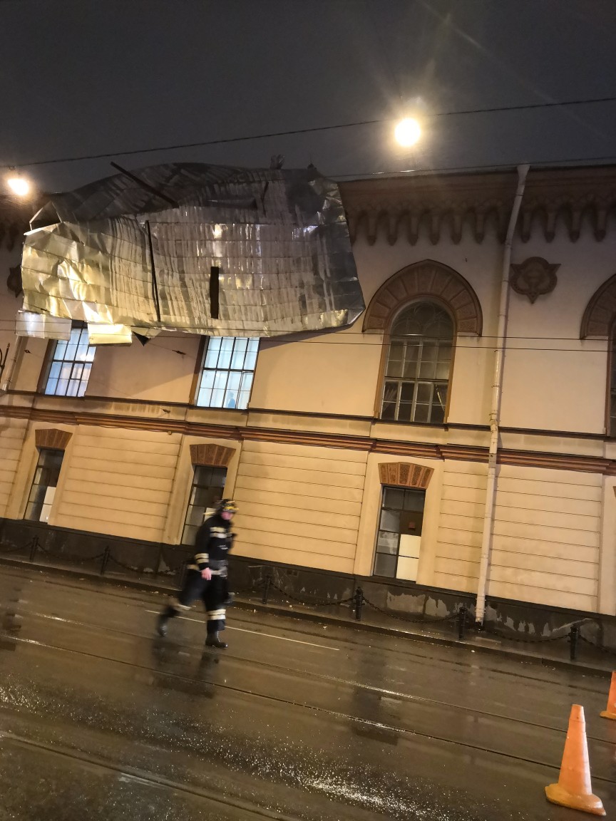 Со здания Михайловской артиллерийской академии сорвало часть крыши