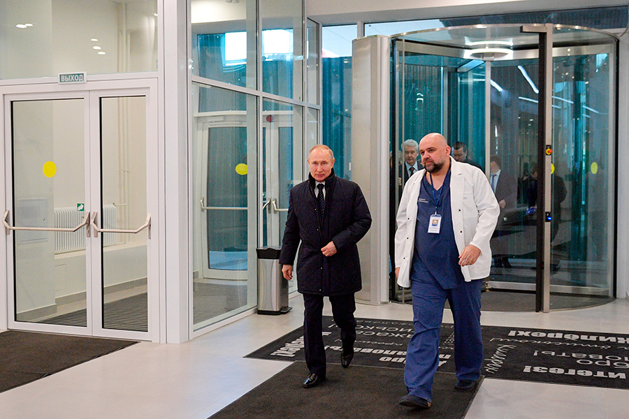 Путин пообщался с главврачом Денисом Проценко (справа)
