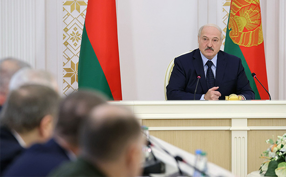 Александр Лукашенко (справа)