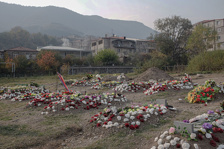 Свежие могилы солдат на военном кладбище Гориса