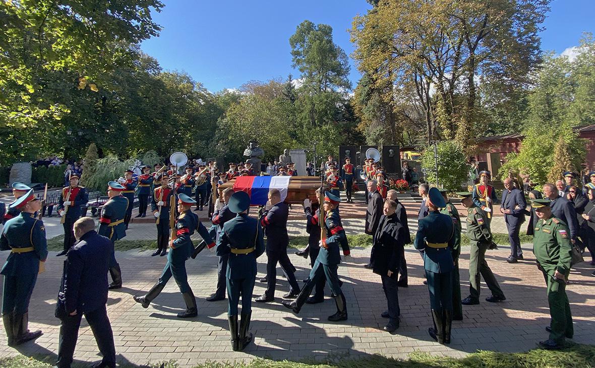 Горбачева похоронили на Новодевичьем кладбище в Москве"/>













