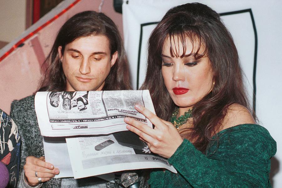 Отар Кушанашвили и певица Азиза на традиционном еженедельном пресс-пати в &laquo;Ньюс Пабе&raquo; на Петровке, 18 в Москве, 19&nbsp;октября 1995 года