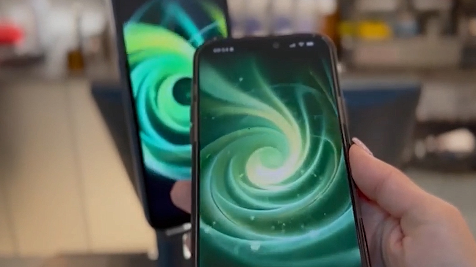 «Сбер» запустил сервис «Вжух» для бесконтактной оплаты  через iPhone