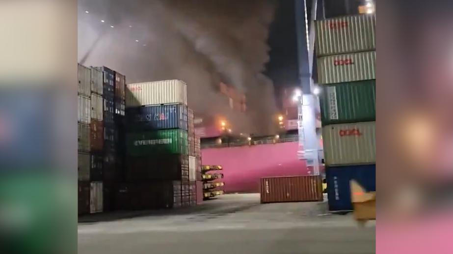 В порту Лос-Анджелеса после взрыва загорелся контейнеровоз