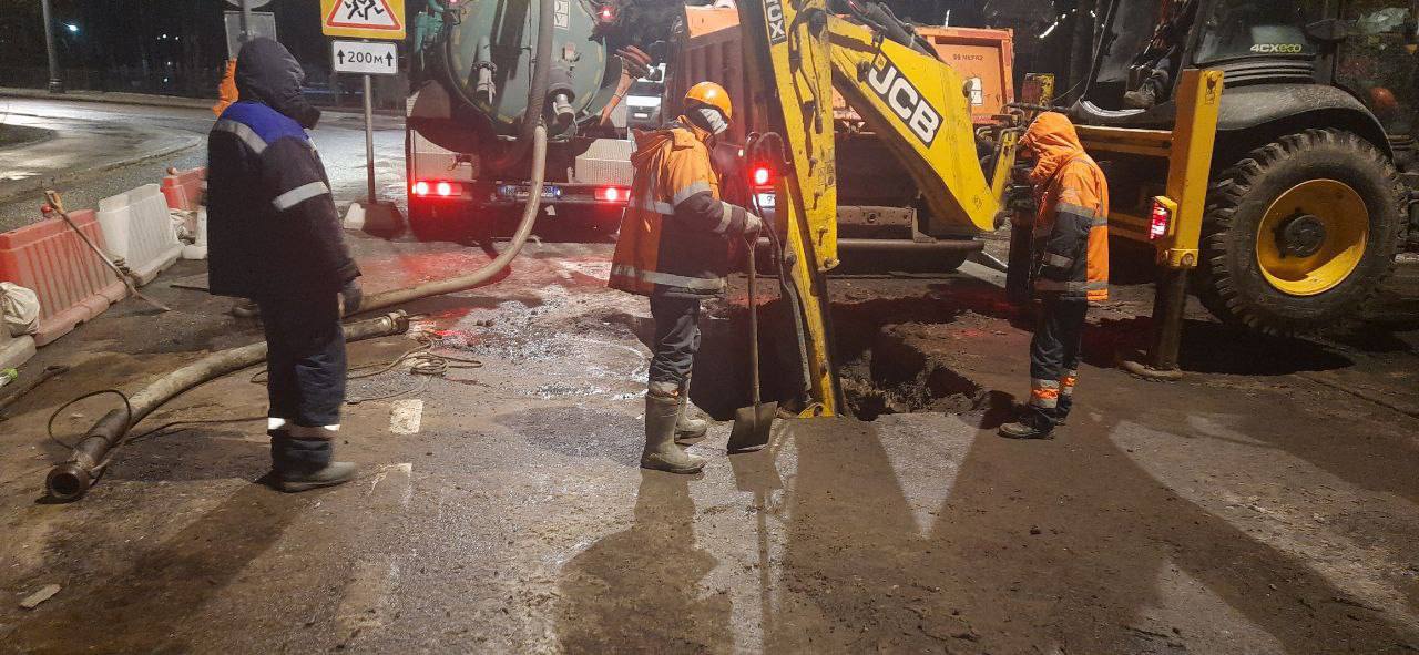 Устранение аварии на водоводе в Санкт-Петербурге