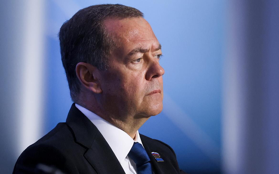 Медведев усомнился в адекватности защиты танкера Marinera флагом России