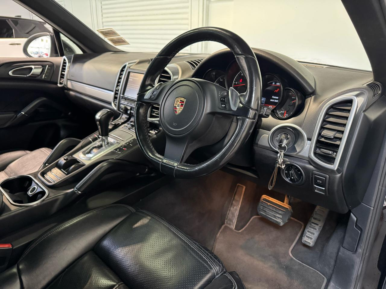 В этом Porsche Cayenne руль справа, так как машина эксплуатируется&nbsp;в Новой Зеландии, где левостороннее движение