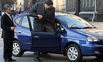 Президент Украины подарил самому высокому человеку в мире спецавтомобиль